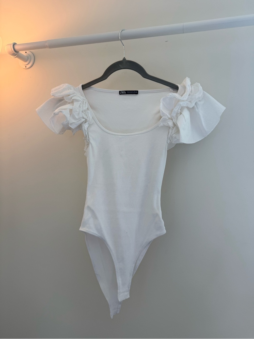 NEVER WORN Zara White Puff-Sleeve One-Piece Bodysuit with Ruffle Shoulders
